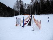 Als Aufstiegshilfe gibt es ein Förderband