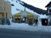 Schirmbar an der Talstation in Warth