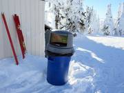 Große Mülleimer an den Stationen