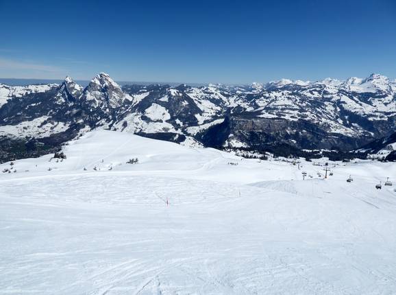 Breite Pisten am Fronalpstock mit Blick auf den Mythen