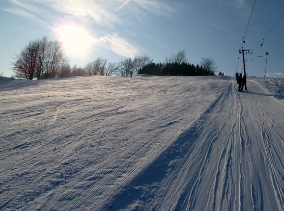 Piste direkt neben dem Schlepplift
