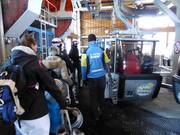 Personal unterstützt beim Einstieg in der Talstation