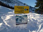 Ausschilderung im Skigebiet mit Pistenplan