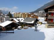 Die Pisten führen quer durch Wengen