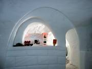 Bar im Schneedorf-Iglu