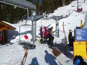 Hilfestellung beim Einstieg an der Sesselbahn