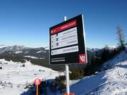 Ausschilderung auf der Steinplatte