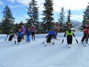 Mauro Bernardi - der erste Skilehrer für Menschen mit Behinderung in Italien - mit seiner Gruppe