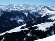 Blick vom Hahnenkamm bis zur Resterhöhe und zum Zweitausender