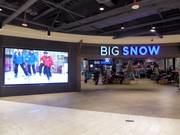 Sehr gepflegter Eingangsbereich zur Skihalle