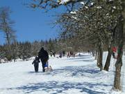 Spaß für die ganze Familie am Rodelhang