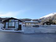 Gepflegter Parkplatz und gepflegter Kassenbereich am Kinderparadies Bürchen