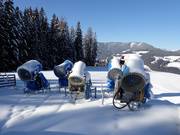 Schneekanonen warten auf den Einsatz