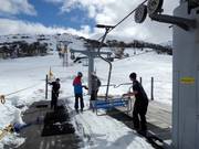 Hilfestellung bei der Einstieg in die Sesselbahn