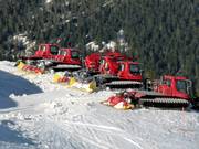 Pistenraupen warten auf ihren Einsatz