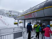 Jaworzyna-Skrzyczne - 4er Hochgeschwindigkeits-Sesselbahn (kuppelbar) mit Abdeckhauben