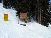 Pistenausschilderung im Skigebiet von Kicking Horse