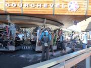 An der Gondelbahn wird beim Einstieg geholfen