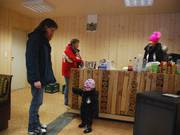 An der Theke gibt’s Getränke, Waffeln und Wurst