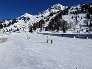 Übungshang in Bobbys Monsterpark mit überdachtem Förderband