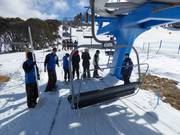 Hilfestellung beim Einstieg an der Sesselbahn