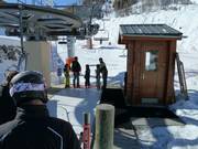 Kinder werden beim Zustieg unterstützt