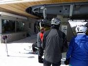 Das Personal steht beim Einstieg helfend zur Seite