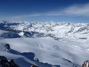 Blick vom Klein Matterhorn auf die Gletscherpisten und Breuil-Cervinia