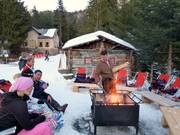 Après-Ski am offenen Feuer bei der Val d'Anna Hütte in St. Ulrich