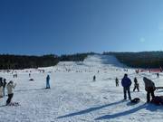 Blick von den Talstationen aus auf den Skihang