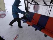 Bei Schneefall wird der Schnee vom Sitz geblasen