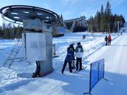 Das freundliche Personal reicht den Bügel