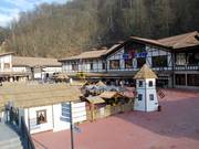 Platz an der Talstation mit „russischem Dorf“