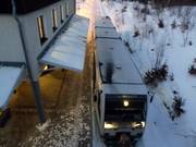 Die Bahn hält direkt am Skigebiet