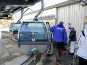 Hilfe beim Einstieg an der Talstation Pozza-Buffaure