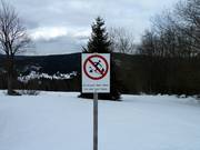 Hinweisschild zum Schutz des Waldes