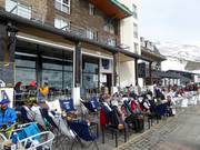 Beisammensitzen an der Talstation Pradollano