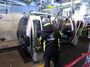 Das Personal hilf beim Einladen der Ski an der Gondelbahn