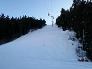 Schwarze Piste im Skigebiet