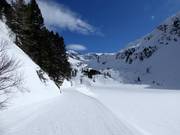 Blick vom Grünsee hinauf in das Skigebiet