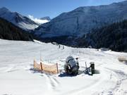 Schneekanone im Wartestand an der Uga Abfahrt