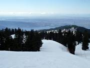 Blick vom Gipfel über das Skigebiet bis zum Parkplatz