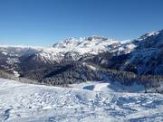 Blick vom Doss del Sabion zum Passo Grostè