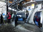 Das Personal zeigt Präsenz beim Einsteigen