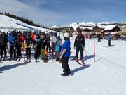 Das freundliche Personal achtet darauf, dass immer alle Plätze bei der Bergfahrt besetzt sind