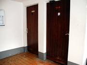 Toiletten an der Hasenhütte – man muss um das Haus herum gehen