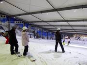Pistenstart in der Skihalle Snowplanet