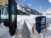 Skischulgelände mit Förderband