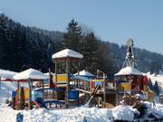 Kinderspielplatz im Schnee