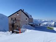 Hannoverhaus mitten im Skigebiet